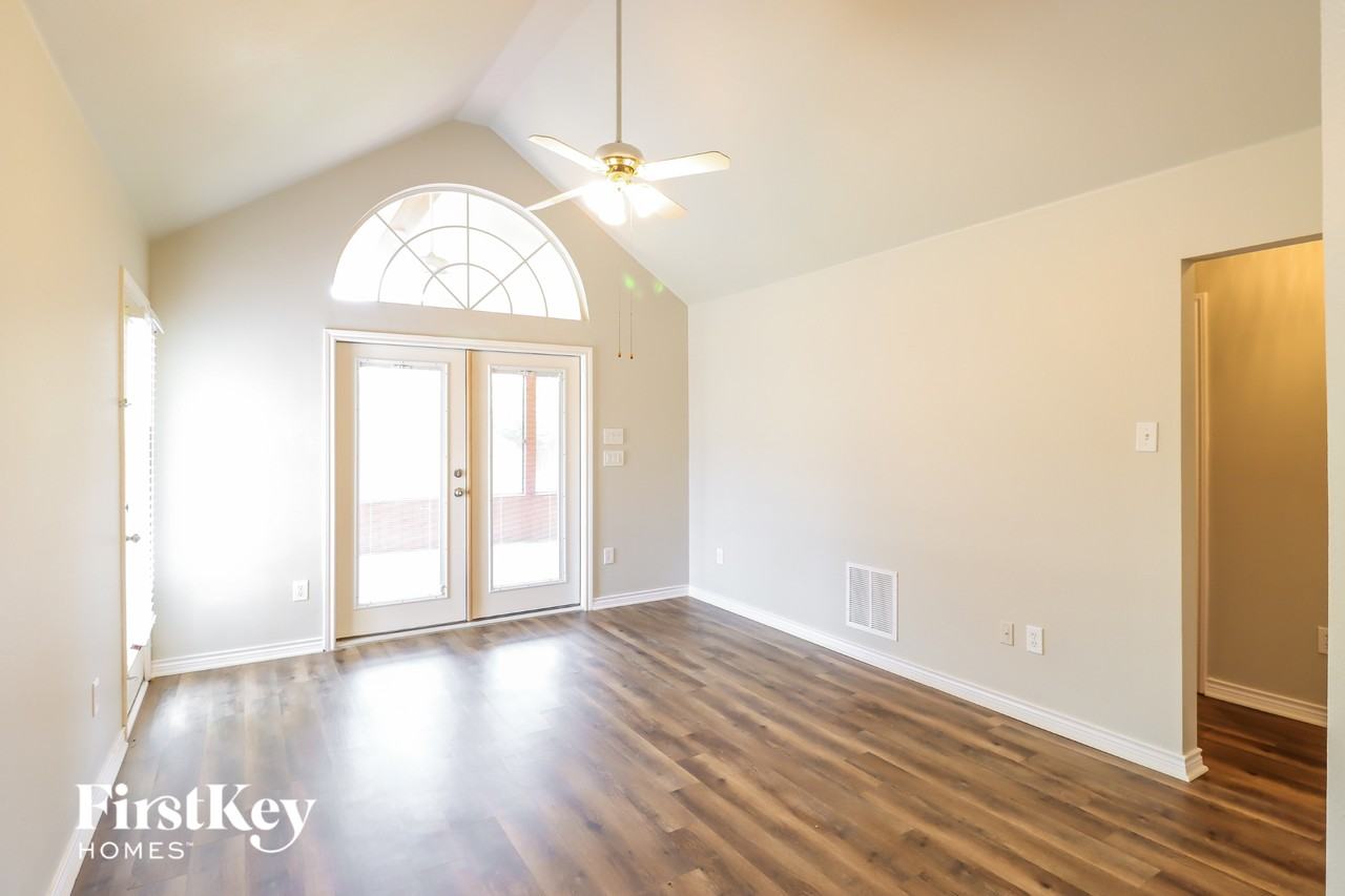 2204 Reedway Ct - Photo 5 of 15