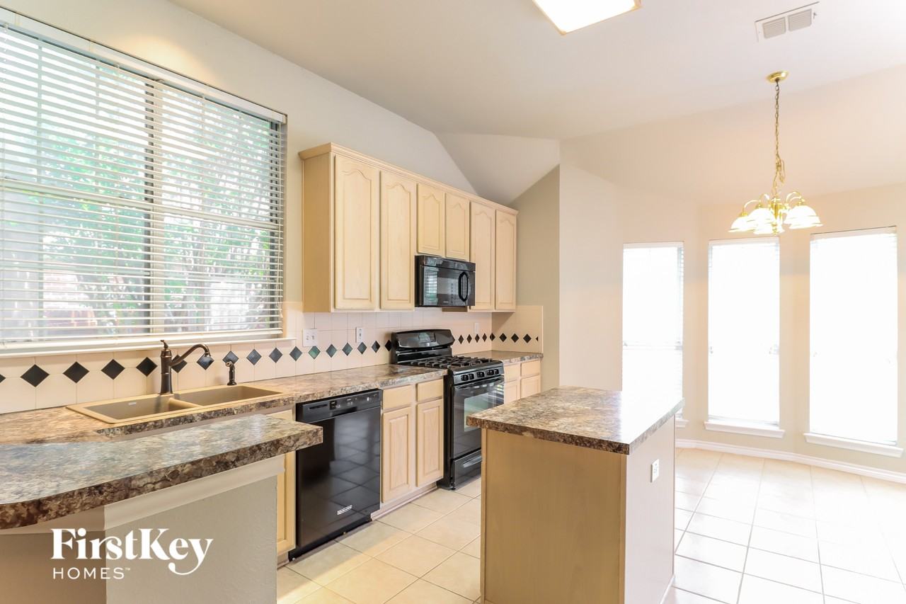 2204 Reedway Ct - Photo 7 of 15