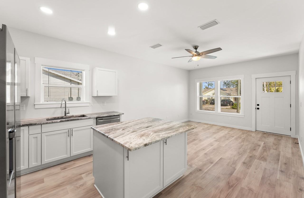 2566 Oak St #2566 - Photo 6 of 31