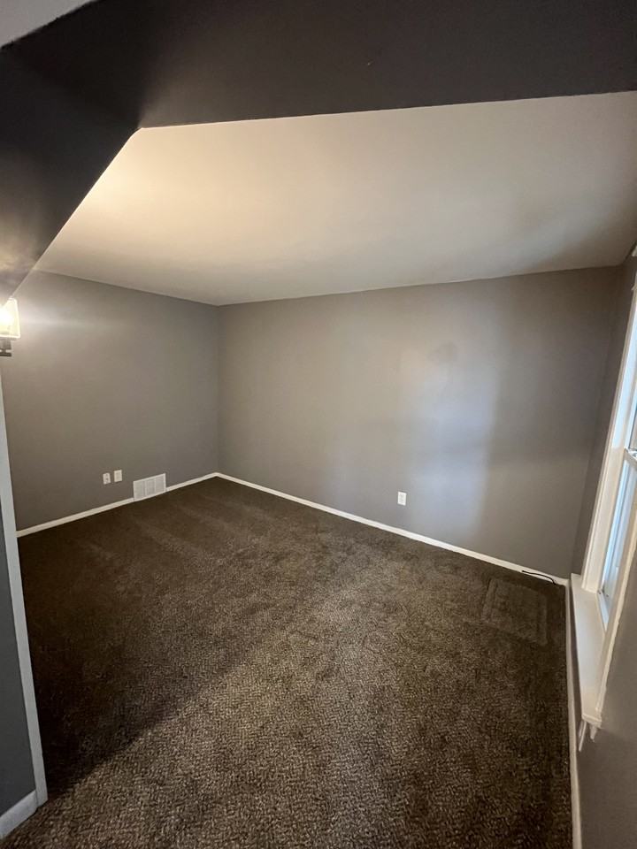 1440 E 9th St - Photo 3 of 13