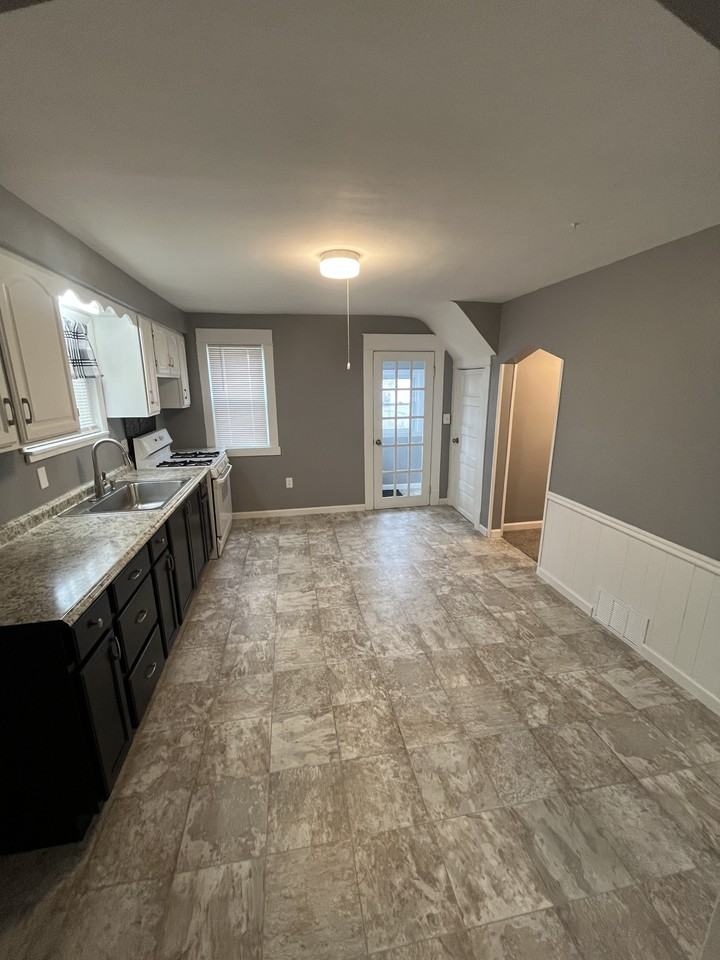 1440 E 9th St - Photo 4 of 13