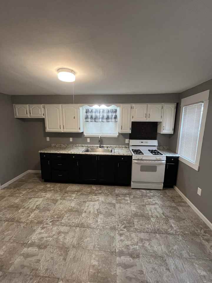 1440 E 9th St - Photo 5 of 13