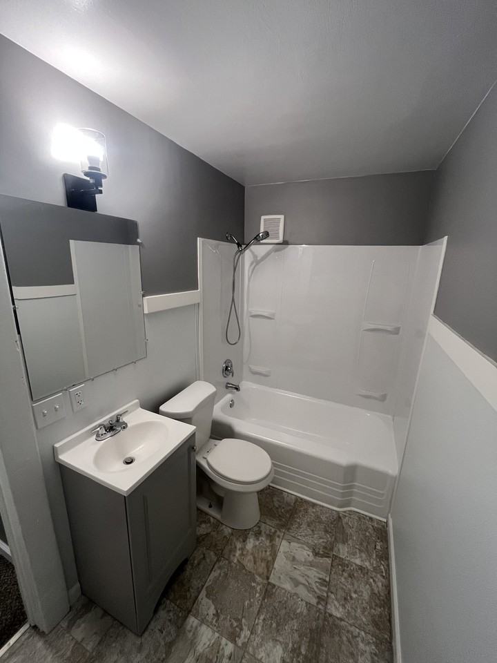 1440 E 9th St - Photo 6 of 13