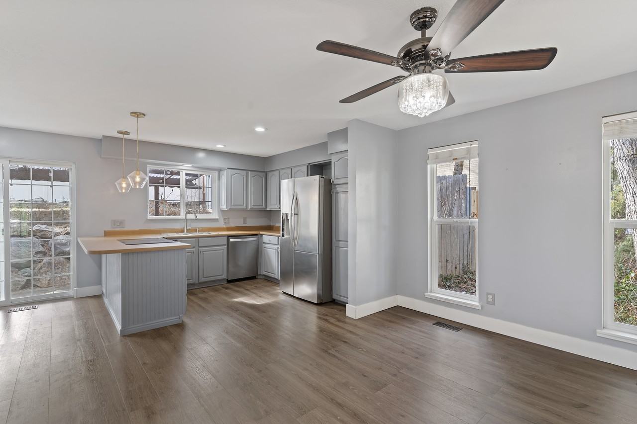 689 Sunset Ln - Photo 3 of 3