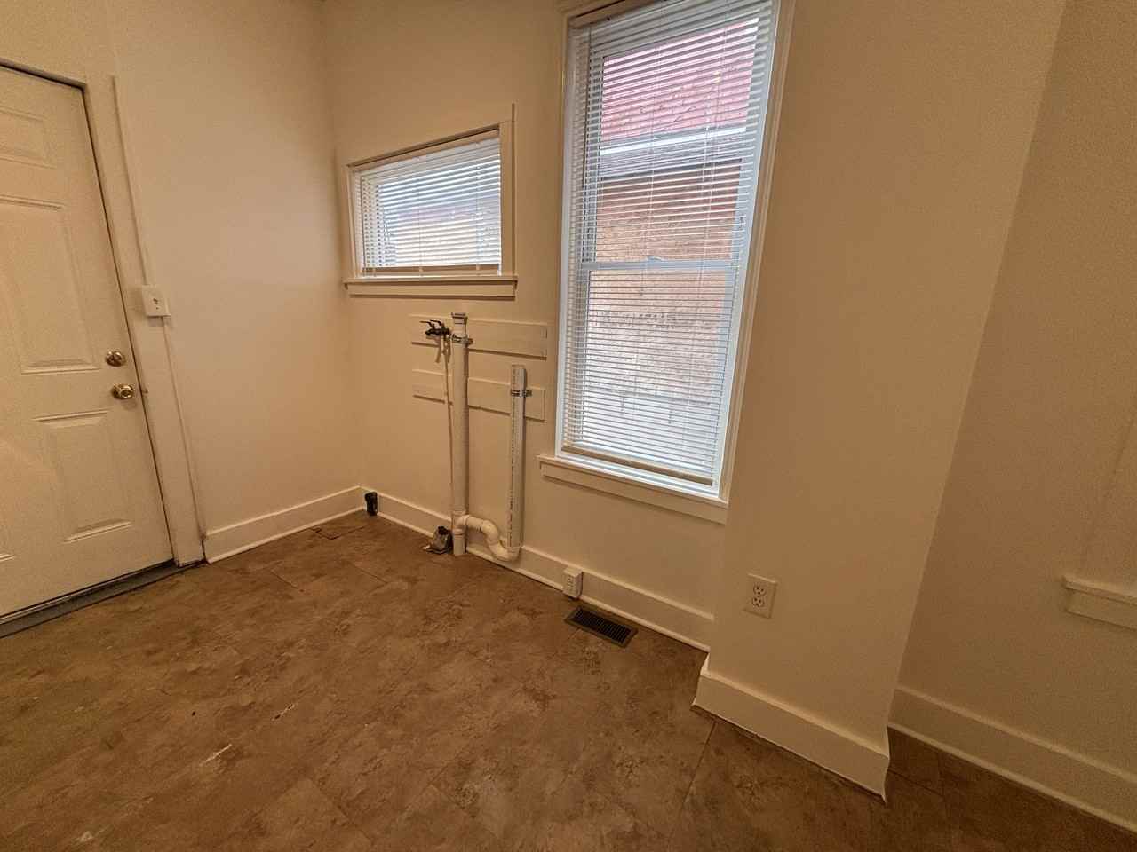 738 W Poplar St - Photo 3 of 15