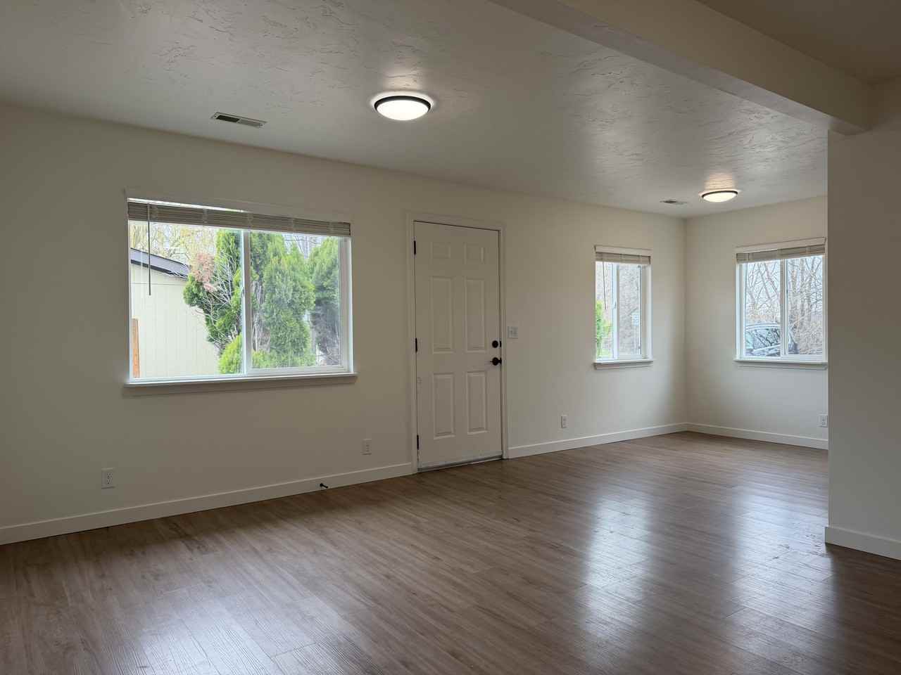 416 Jasper Ave - Photo 2 of 13