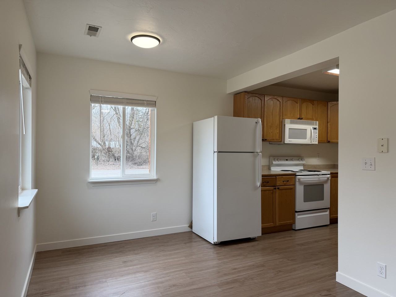 416 Jasper Ave - Photo 6 of 13