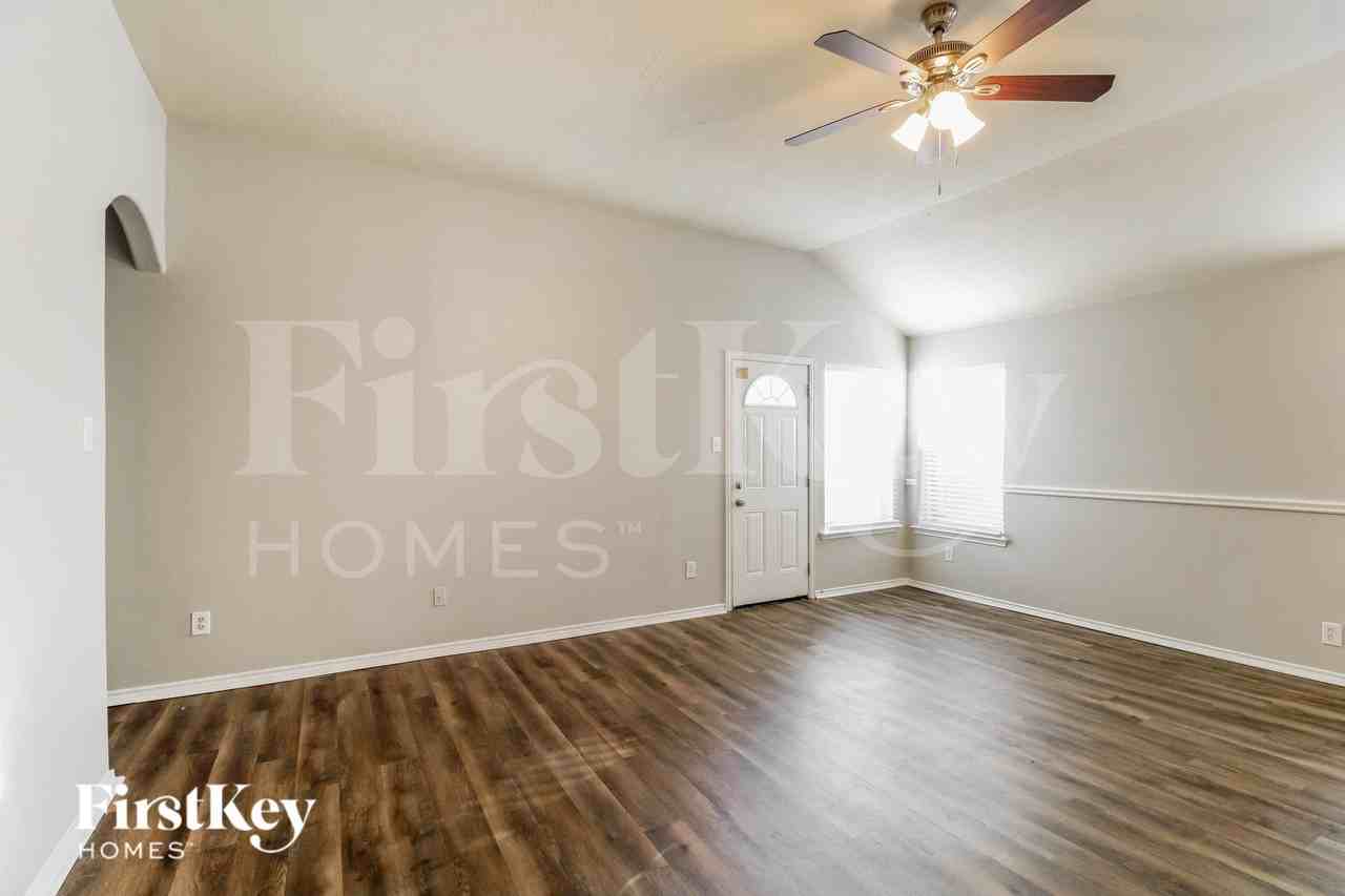 21554 Kings Bend Dr - Photo 3 of 16