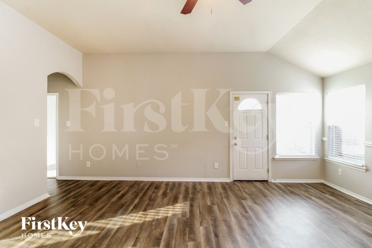 21554 Kings Bend Dr - Photo 5 of 16