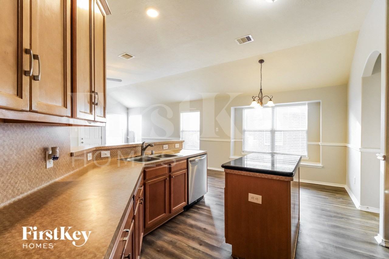 21554 Kings Bend Dr - Photo 7 of 16