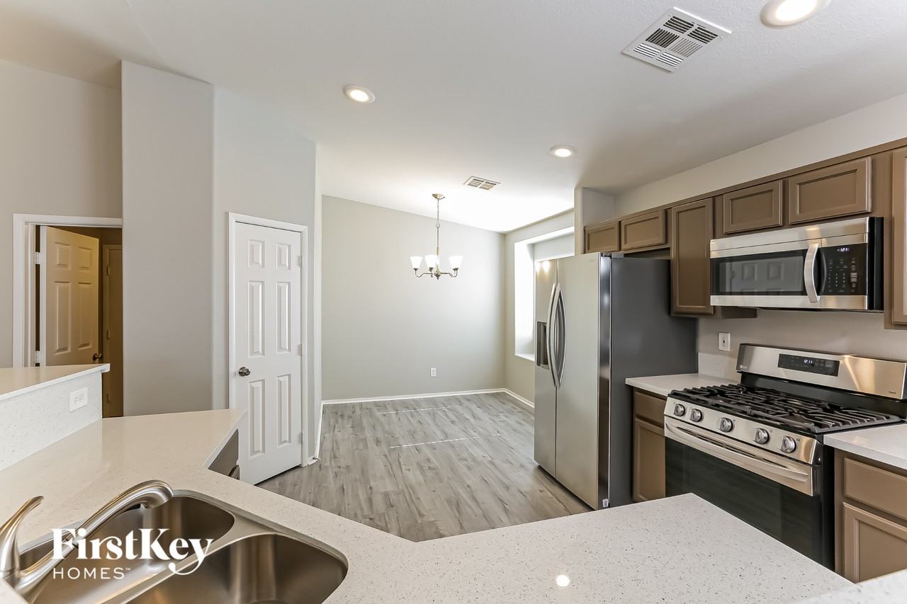 5217 Painted Pebble St - Photo 6 of 15