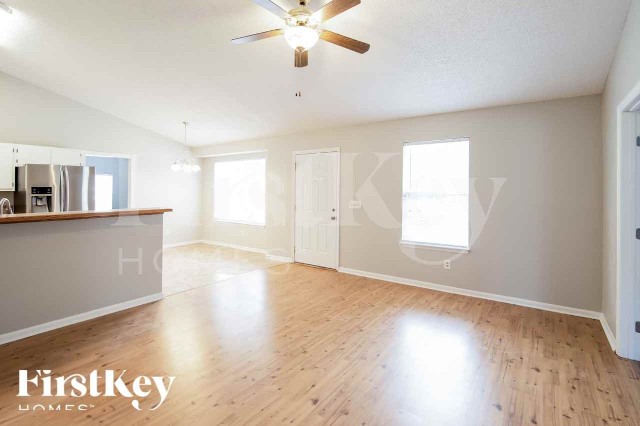 131 Lancashire Rd - Photo 2 of 18