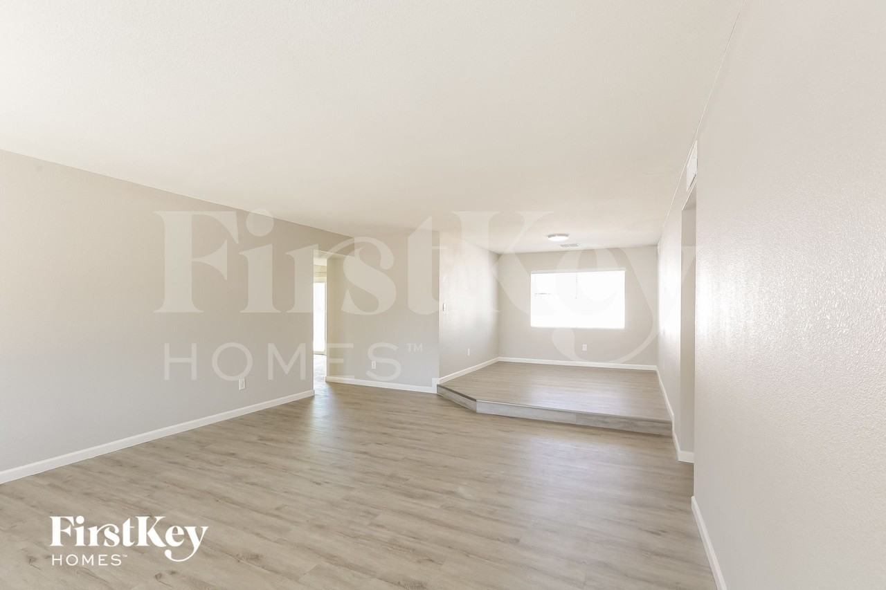 4564 W Onyx Ave - Photo 4 of 15