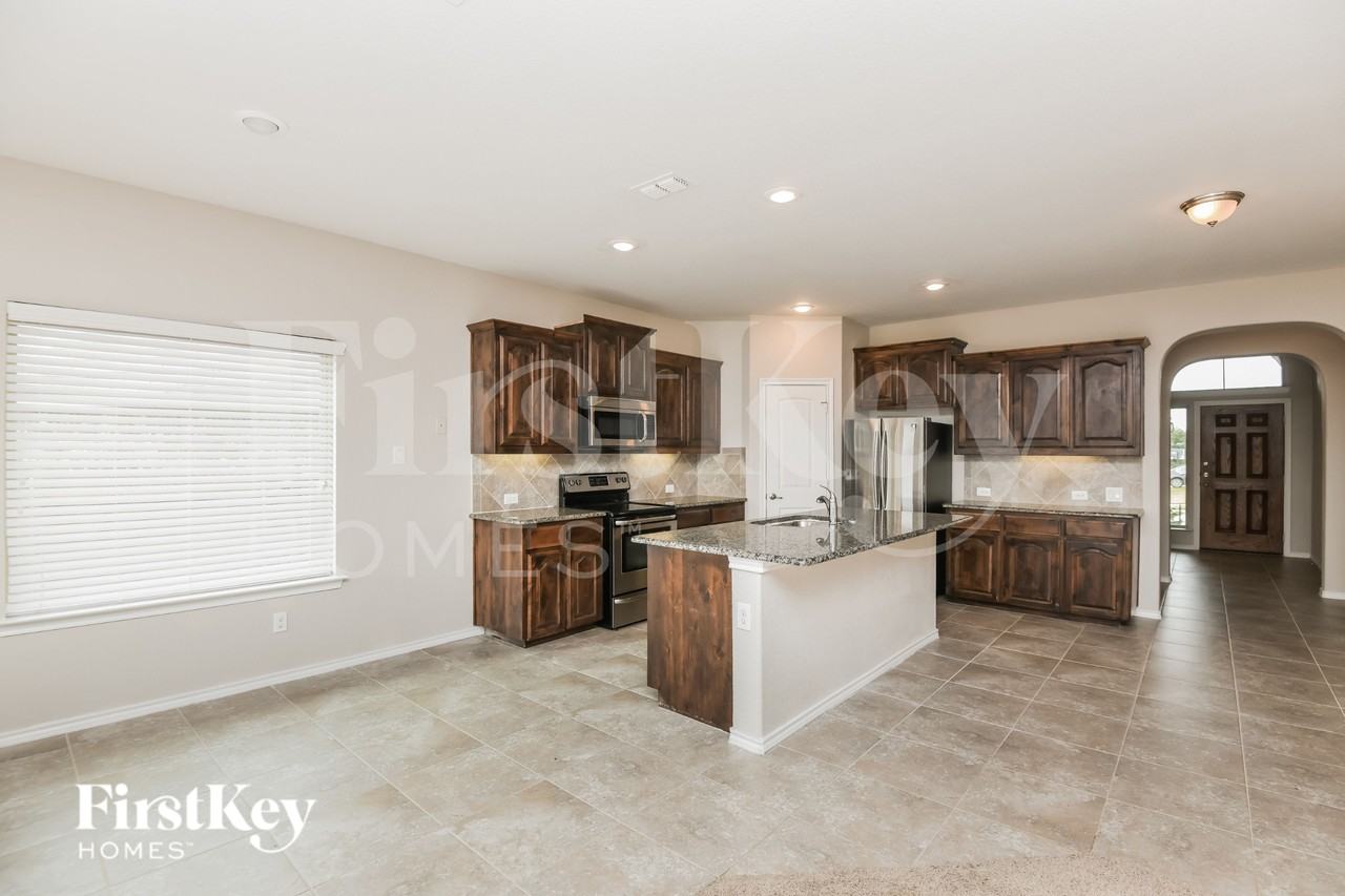 1205 Jake Ct - Photo 3 of 15