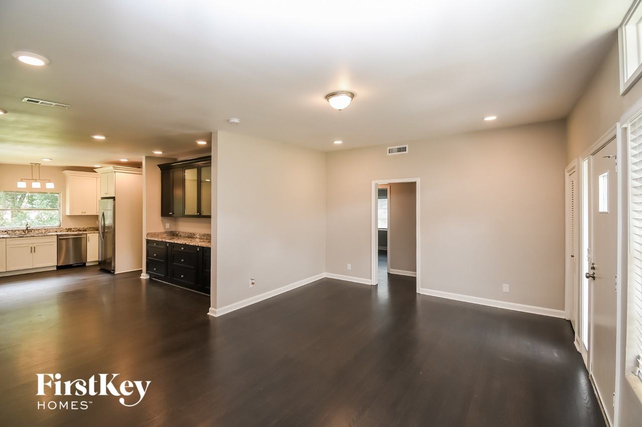 5521 Coppedge Ave - Photo 3 of 15