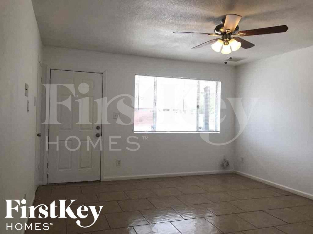 8707 N 41st Ave - Photo 2 of 33