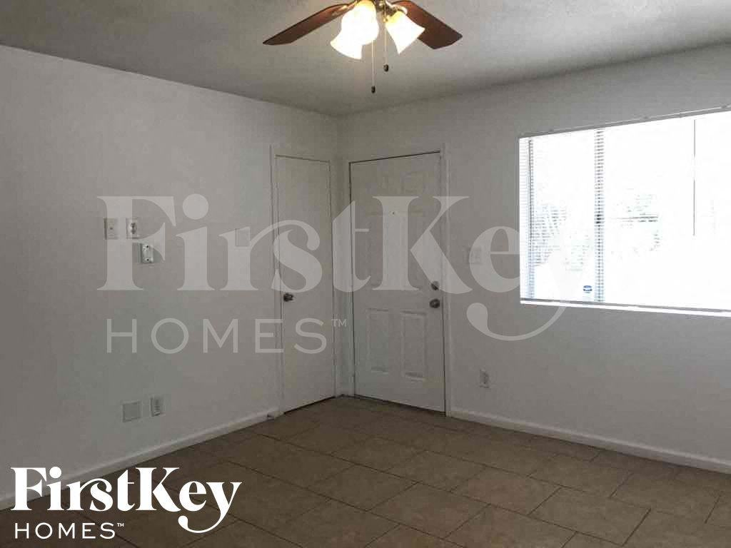 8707 N 41st Ave - Photo 4 of 33