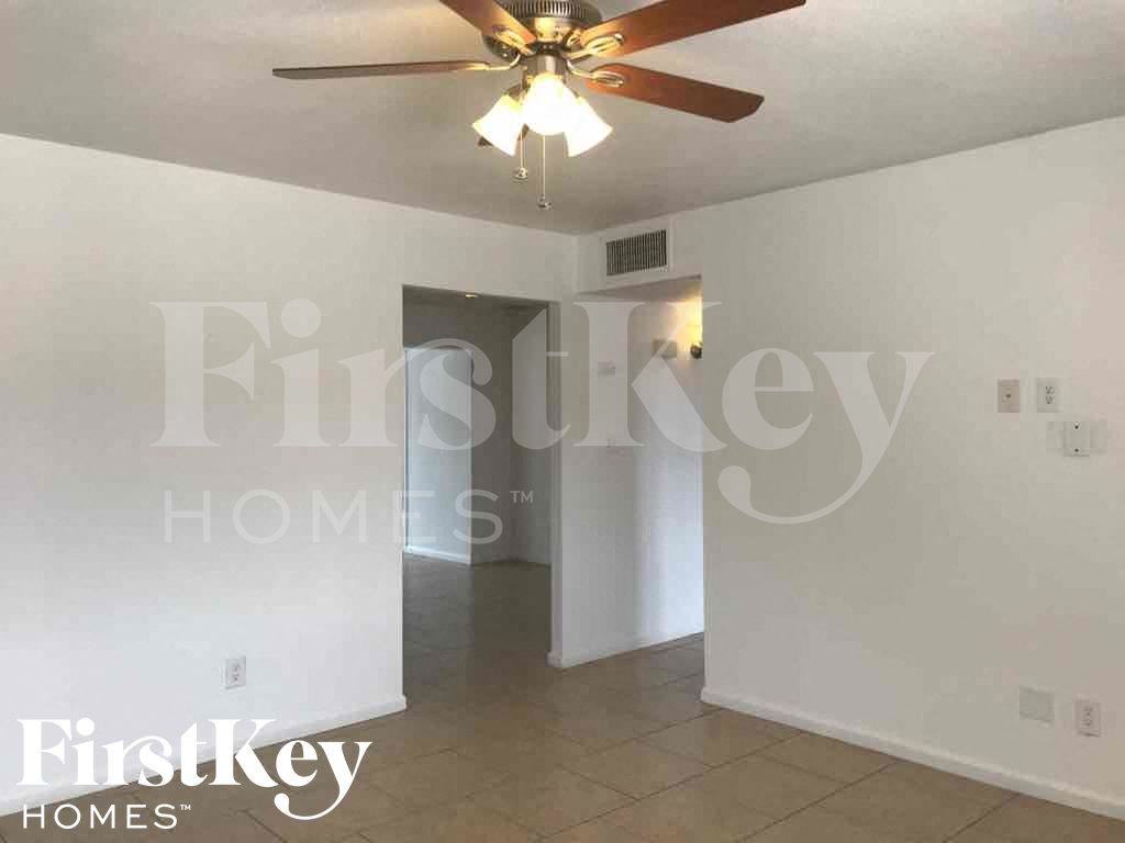 8707 N 41st Ave - Photo 5 of 33