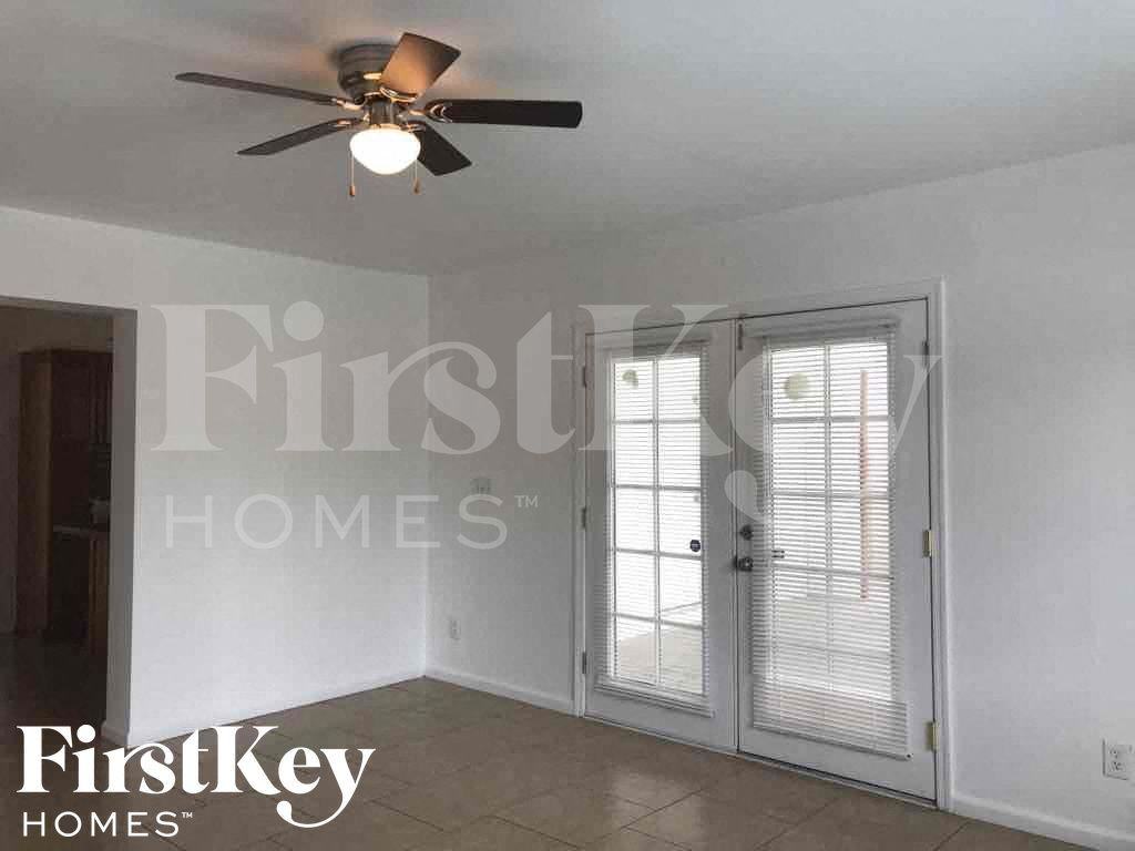 8707 N 41st Ave - Photo 7 of 33