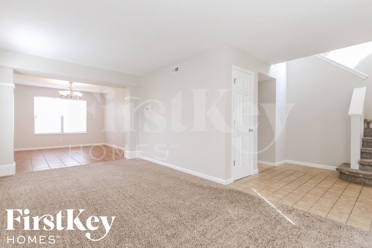 746 Apple Ln - Photo 2 of 15