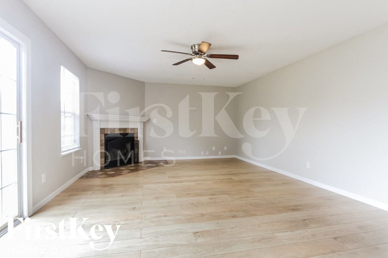 746 Apple Ln - Photo 3 of 15