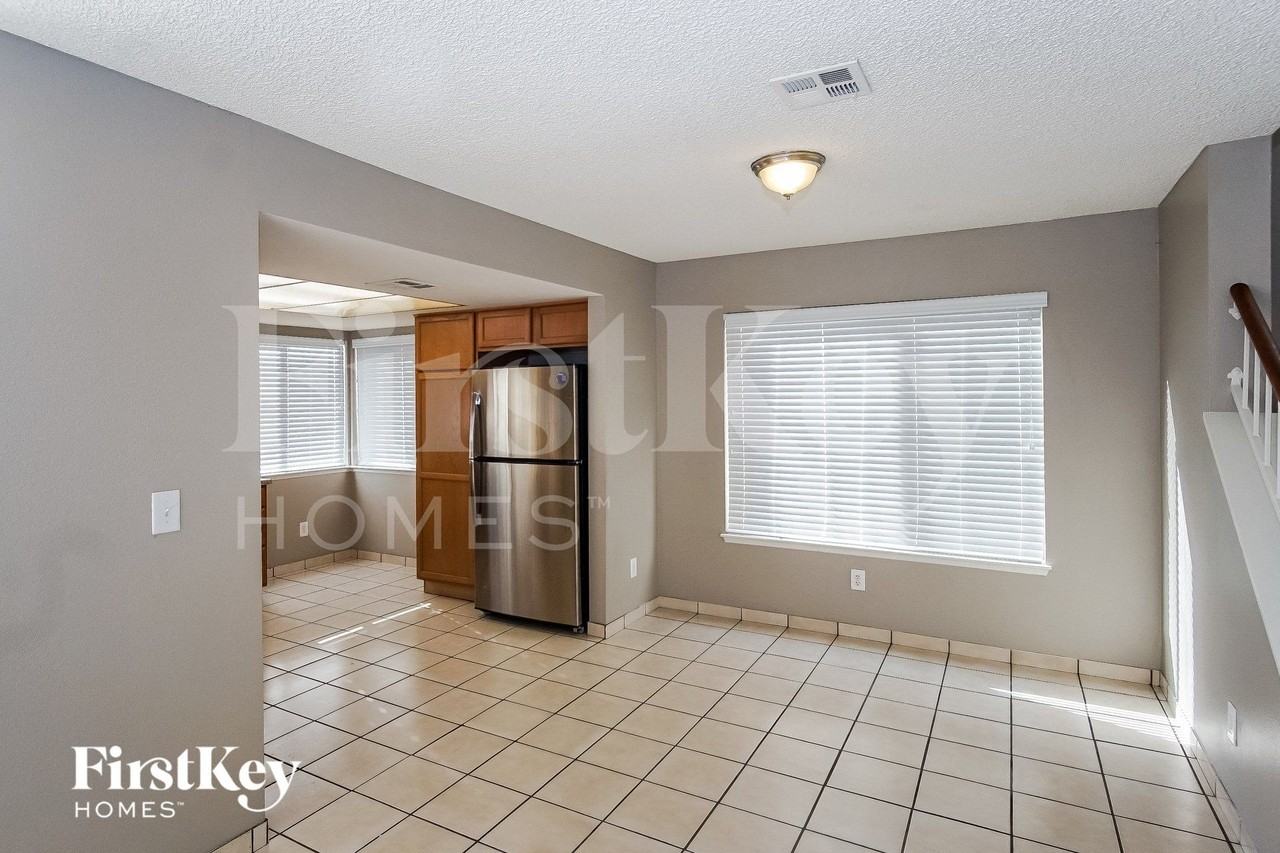 7118 Shadow Crest Dr - Photo 4 of 15