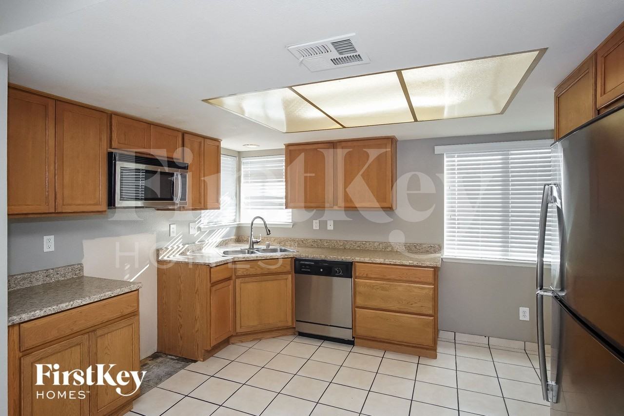 7118 Shadow Crest Dr - Photo 5 of 15