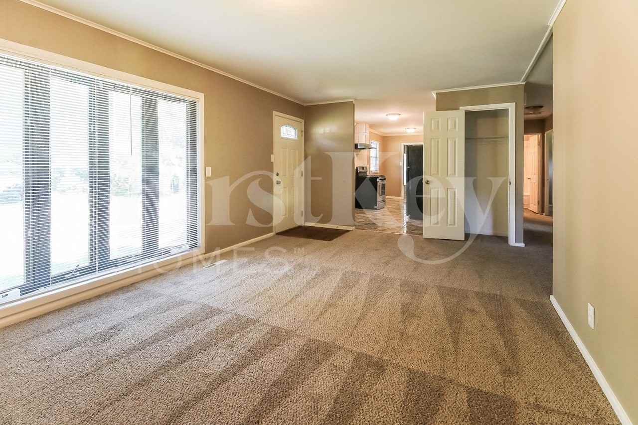 67 Austin Ave - Photo 4 of 15