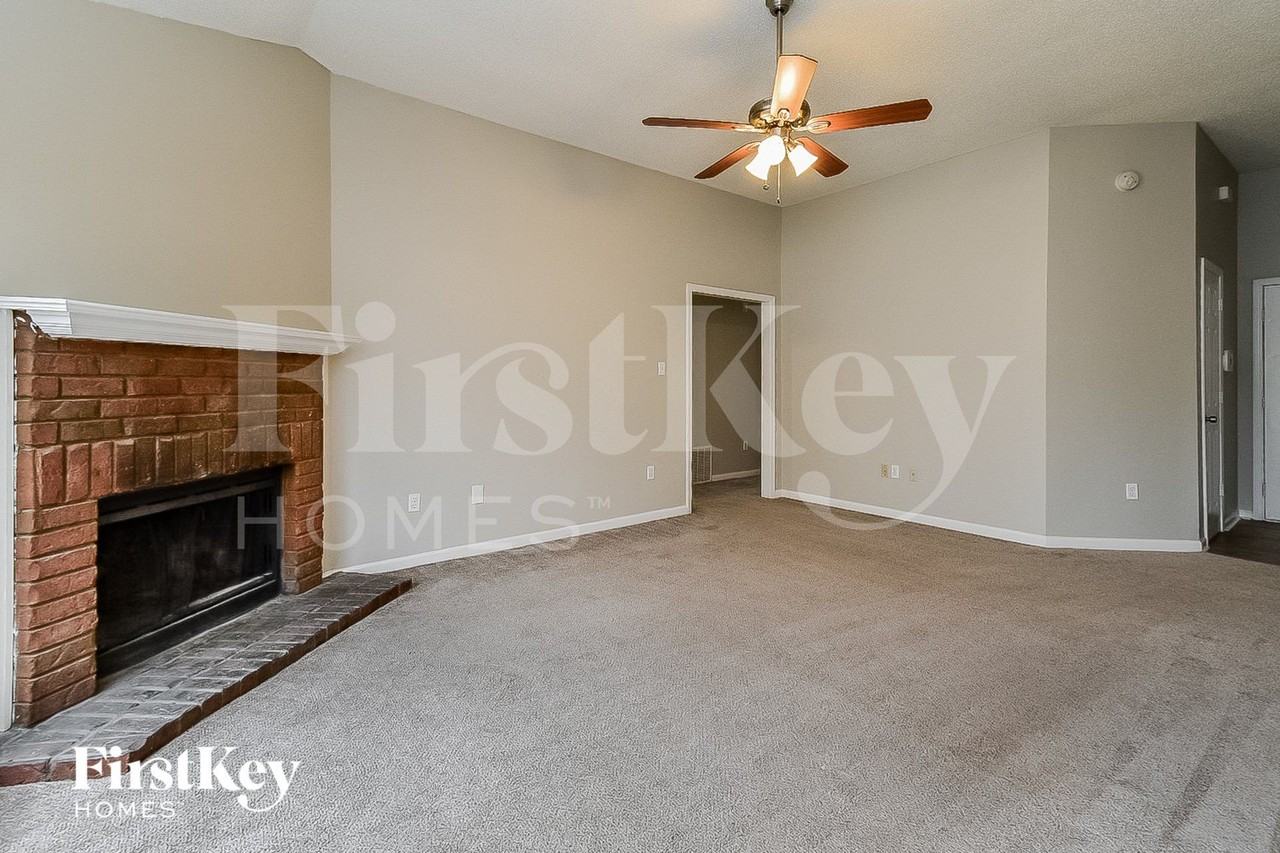 6546 Valley Oak Dr - Photo 3 of 15