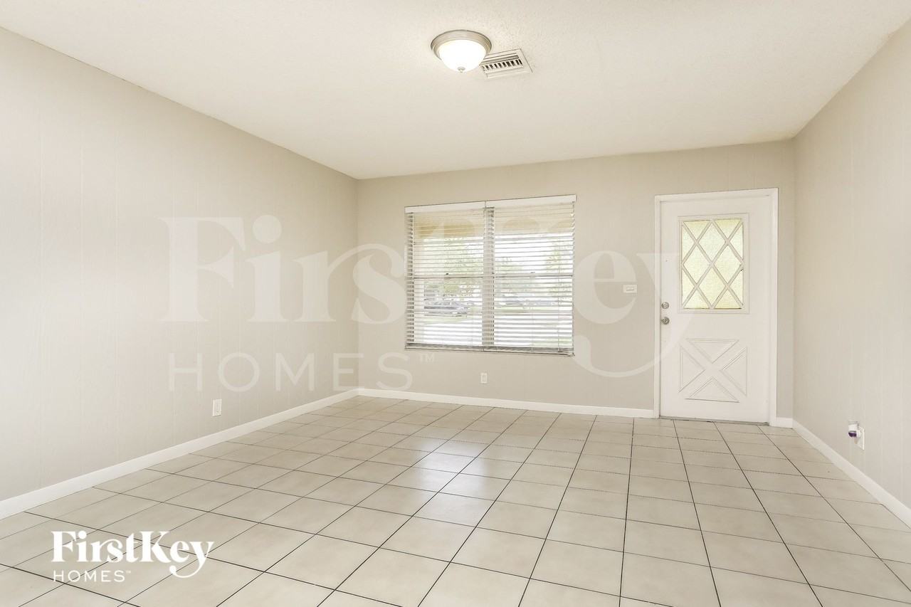 6100 Harding St - Photo 4 of 15