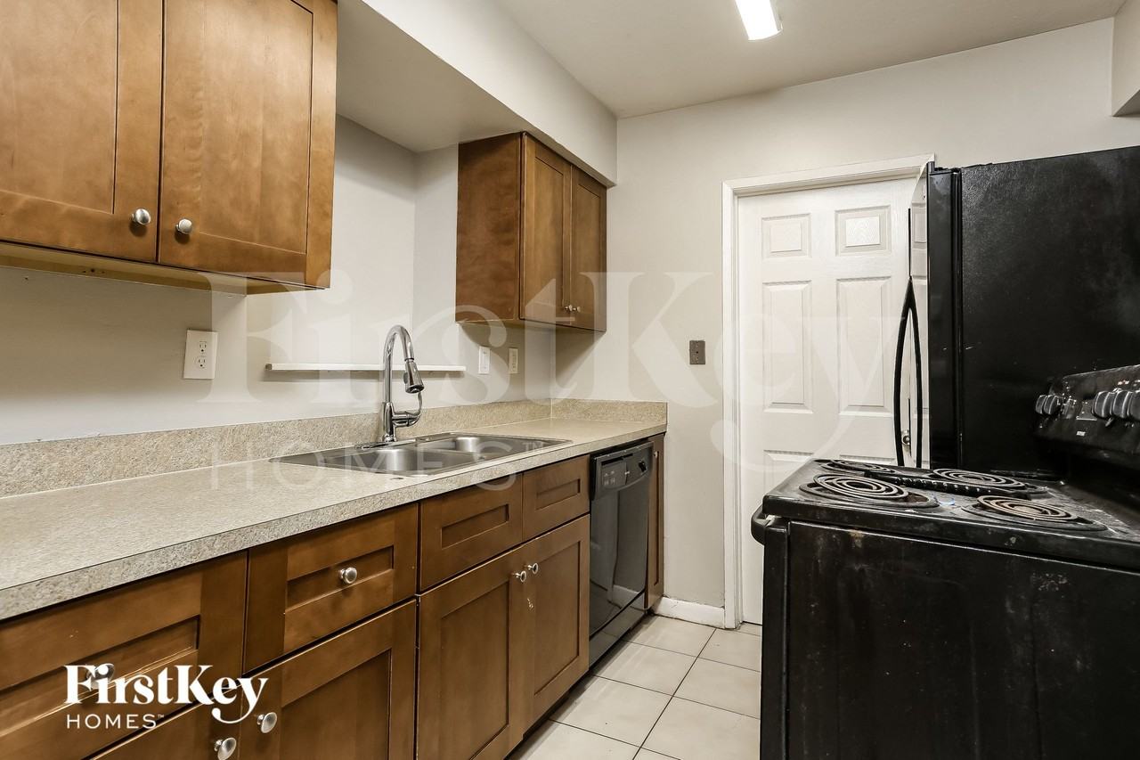 6100 Harding St - Photo 5 of 15