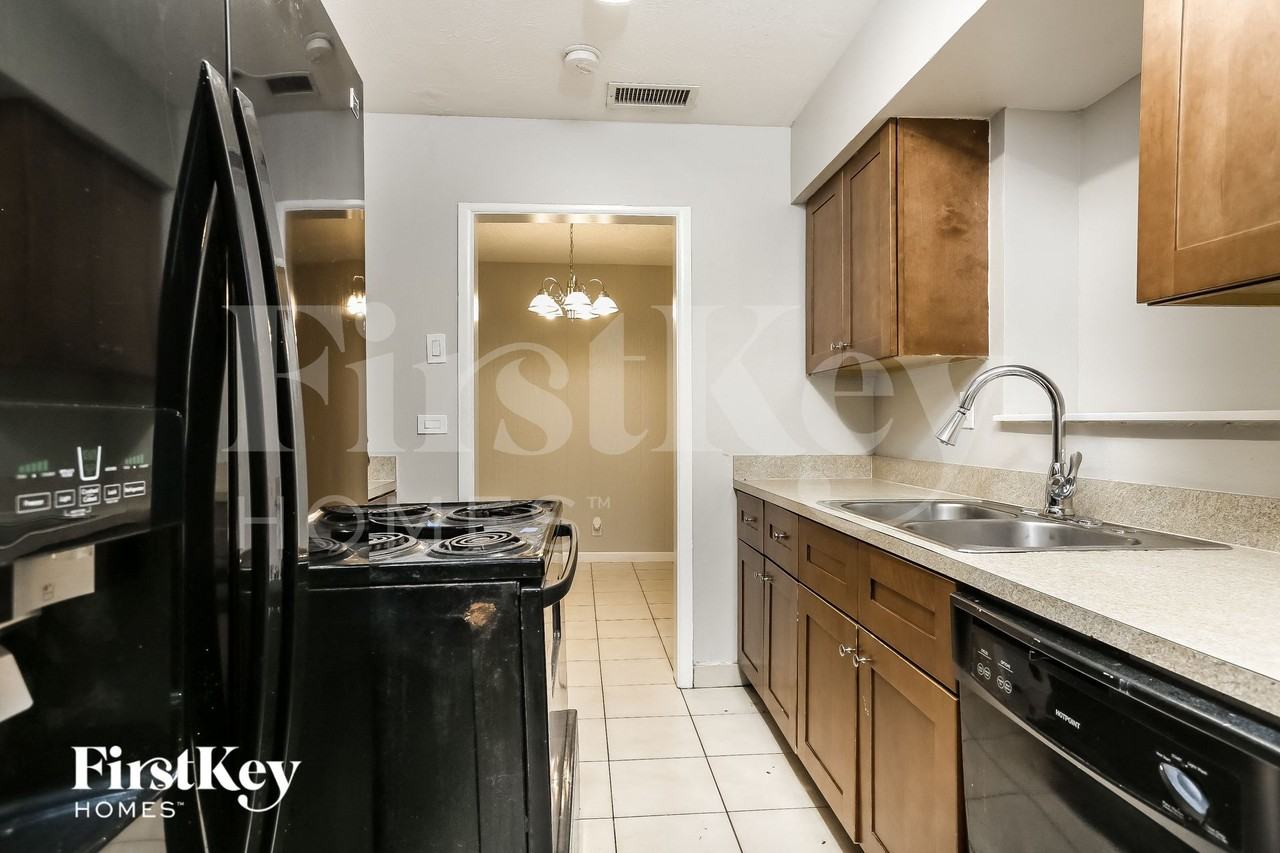 6100 Harding St - Photo 6 of 15