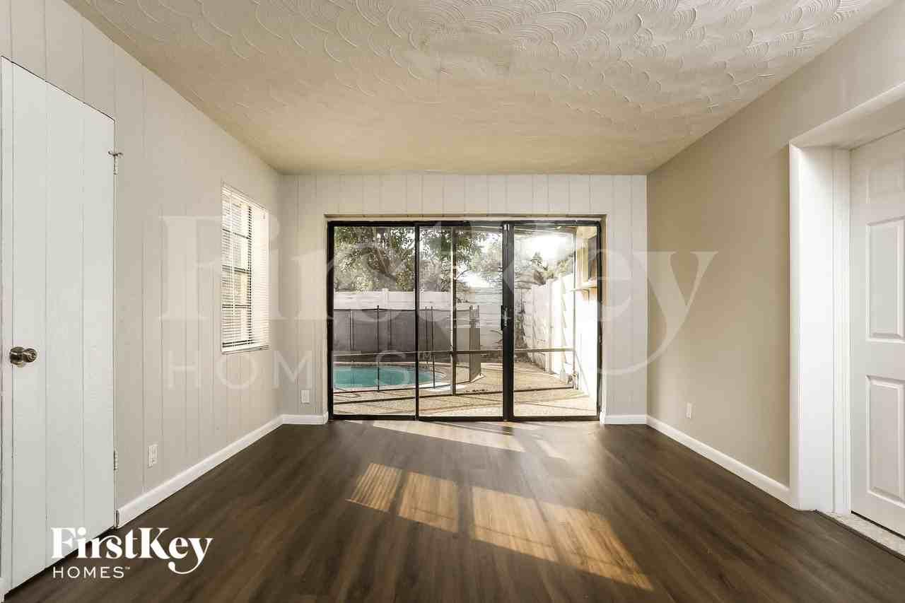 6100 Harding St - Photo 7 of 15