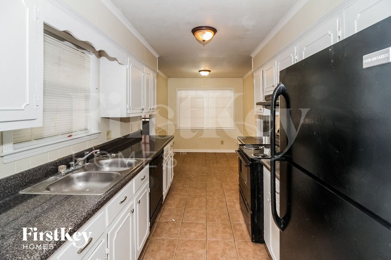 5809 Foxdale Rd - Photo 5 of 13