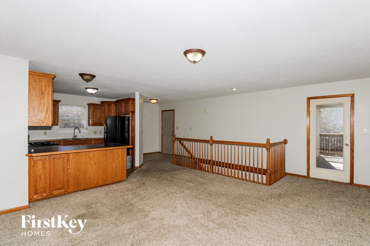 410 N Titus Ave - Photo 4 of 15