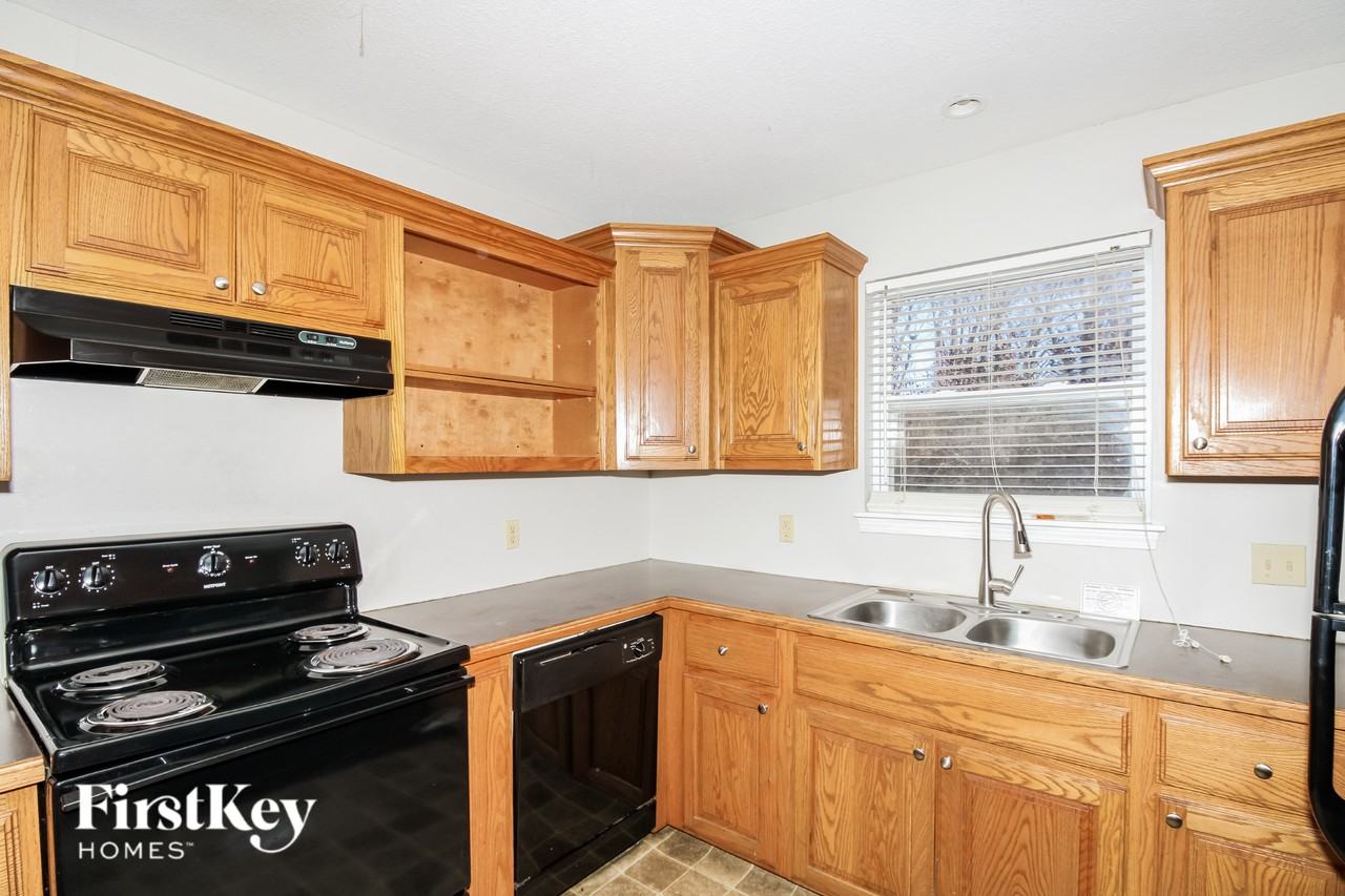 410 N Titus Ave - Photo 7 of 15