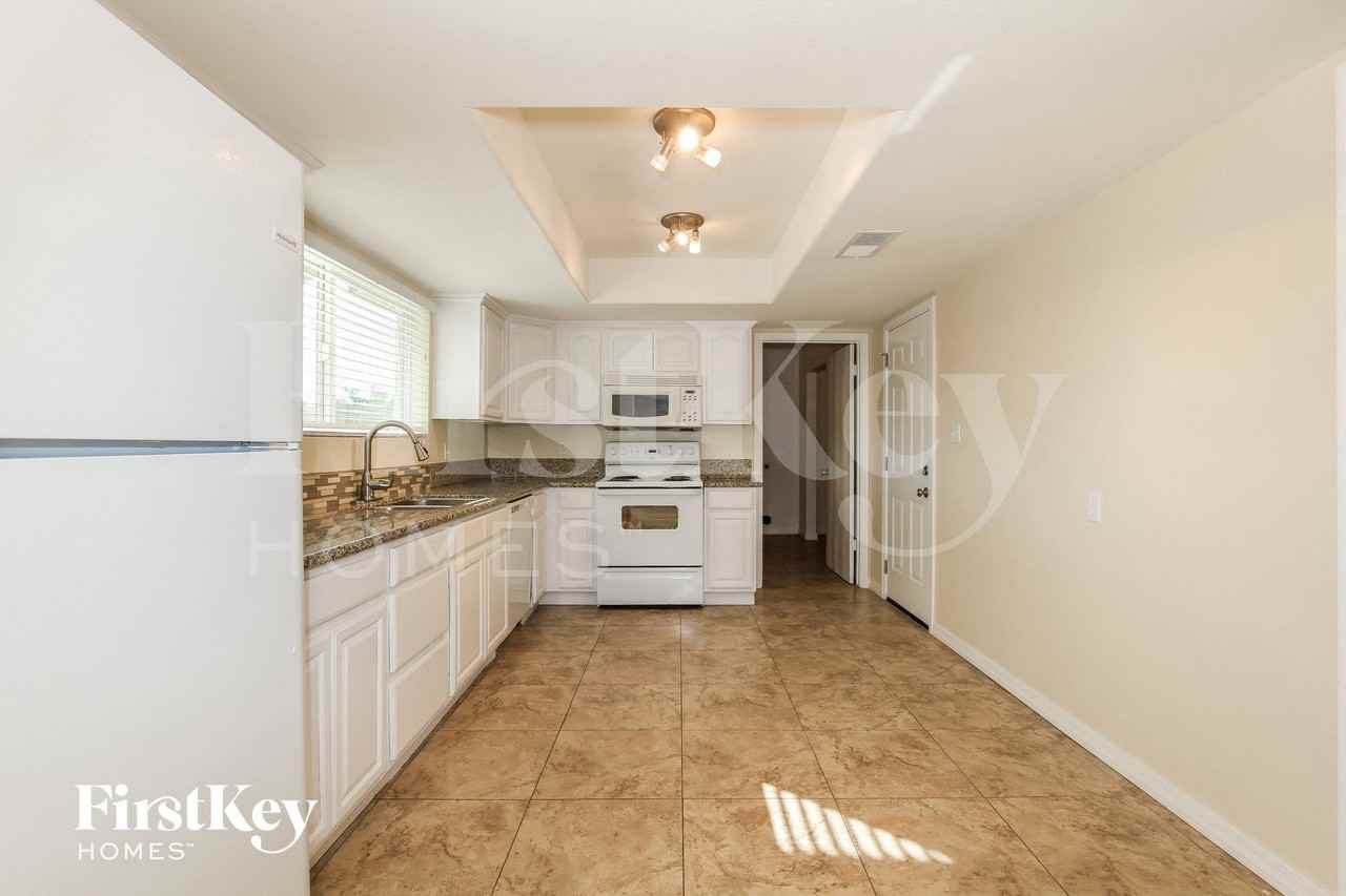 3827 W Loma Ln - Photo 4 of 14