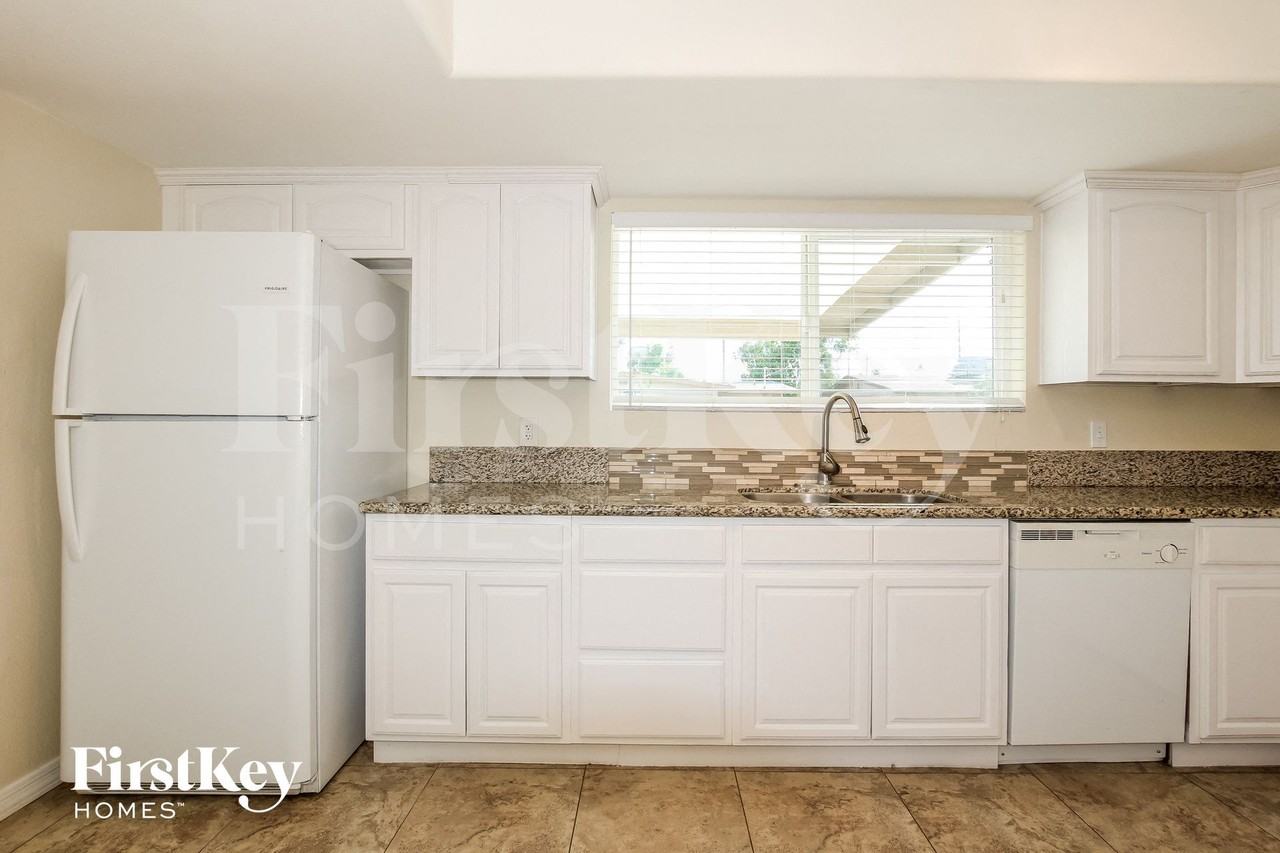 3827 W Loma Ln - Photo 5 of 14