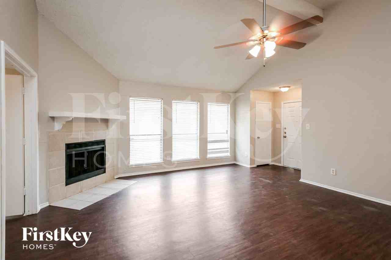 2525 Butterfield Dr - Photo 2 of 15