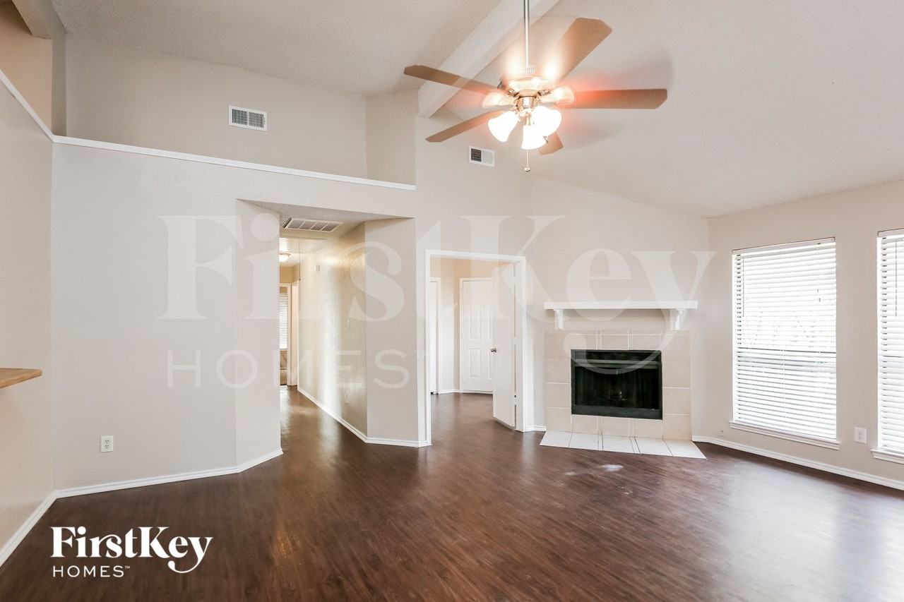 2525 Butterfield Dr - Photo 3 of 15