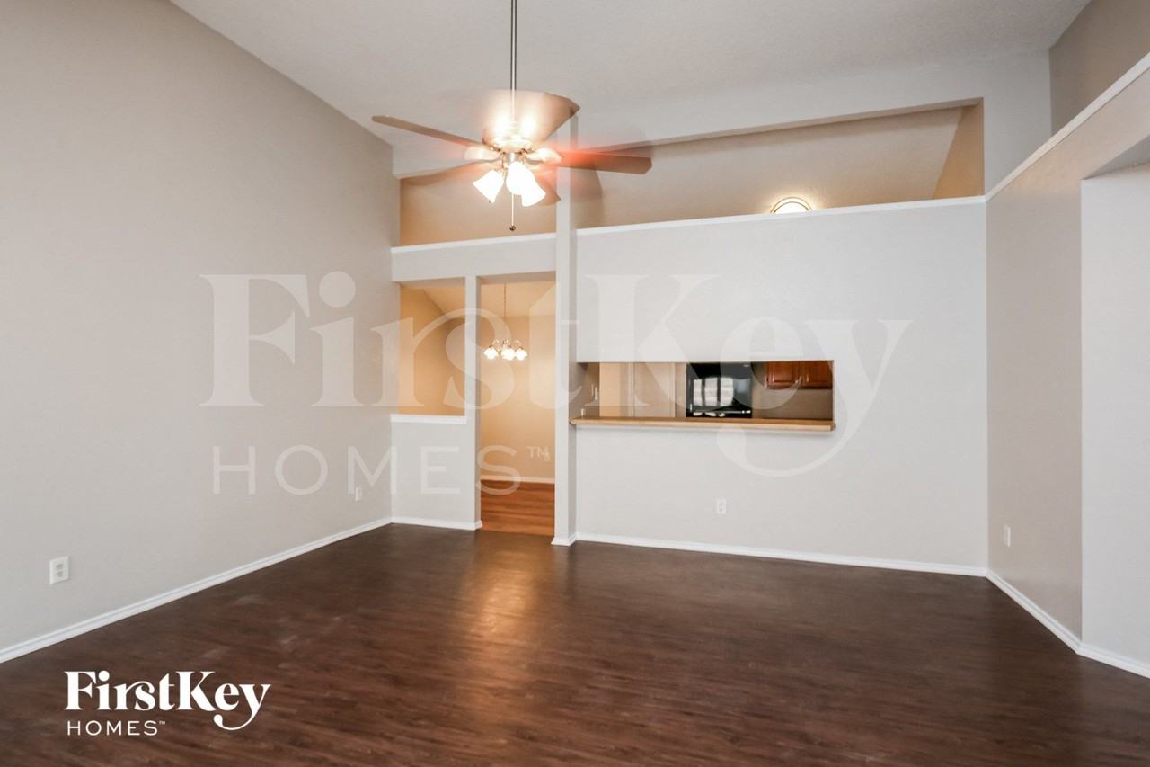 2525 Butterfield Dr - Photo 4 of 15