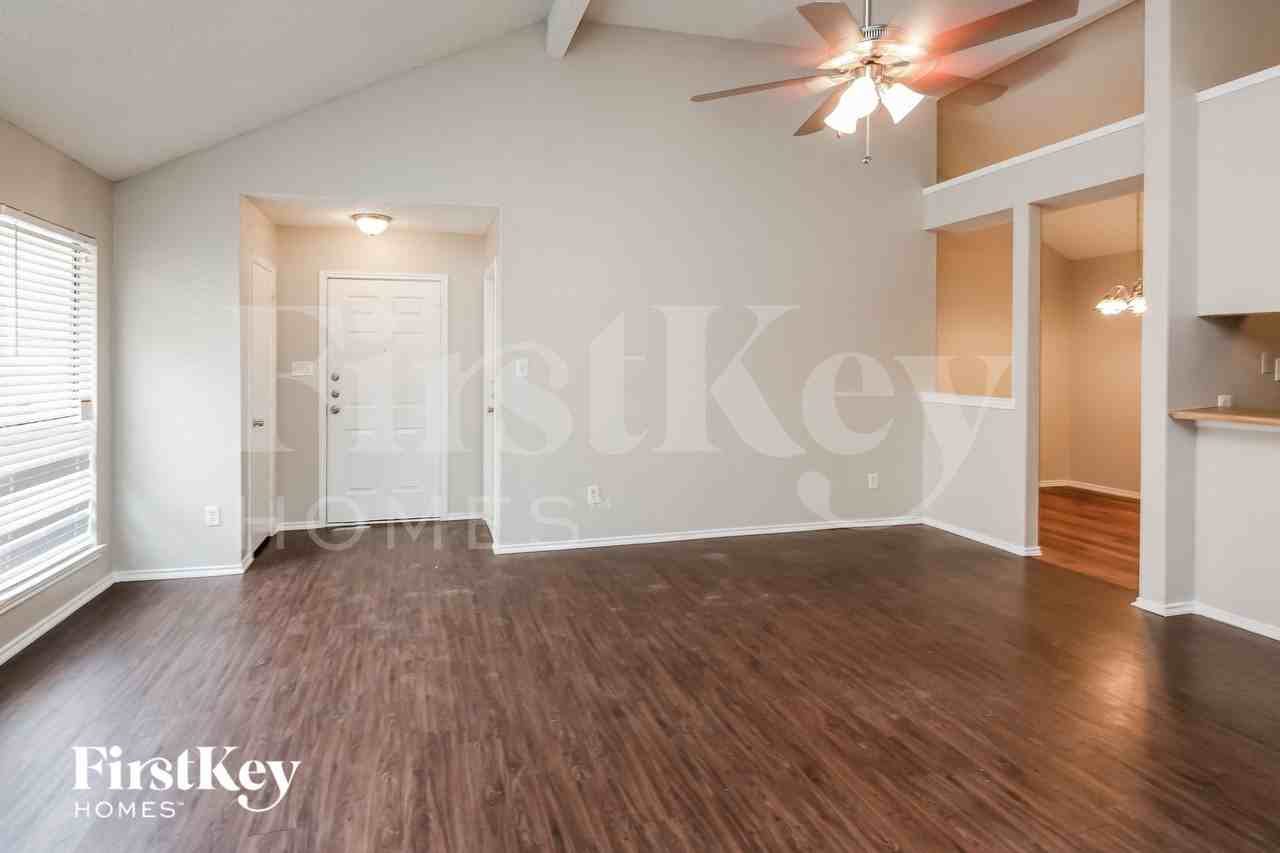 2525 Butterfield Dr - Photo 5 of 15