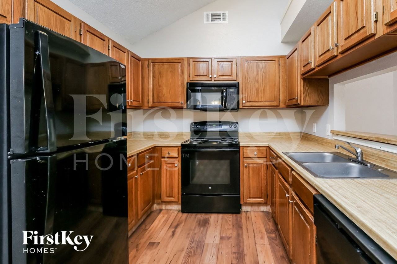 2525 Butterfield Dr - Photo 6 of 15