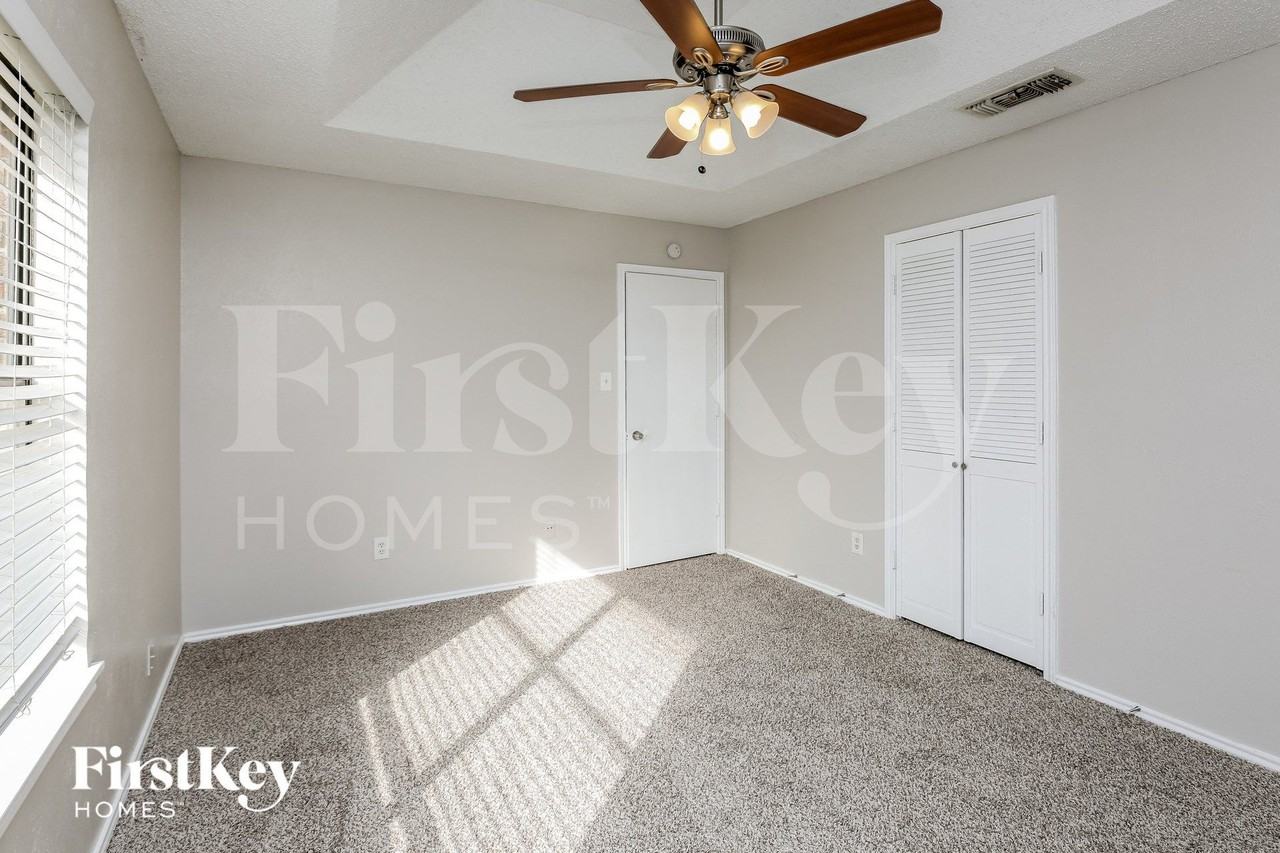 2525 Butterfield Dr - Photo 7 of 15