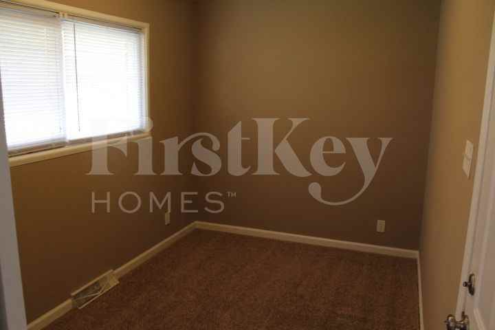 243 Tracy Rd - Photo 3 of 12