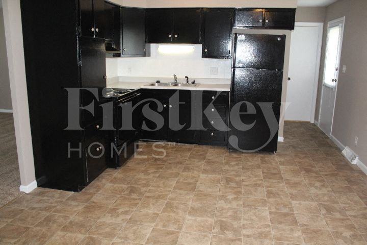 243 Tracy Rd - Photo 4 of 12