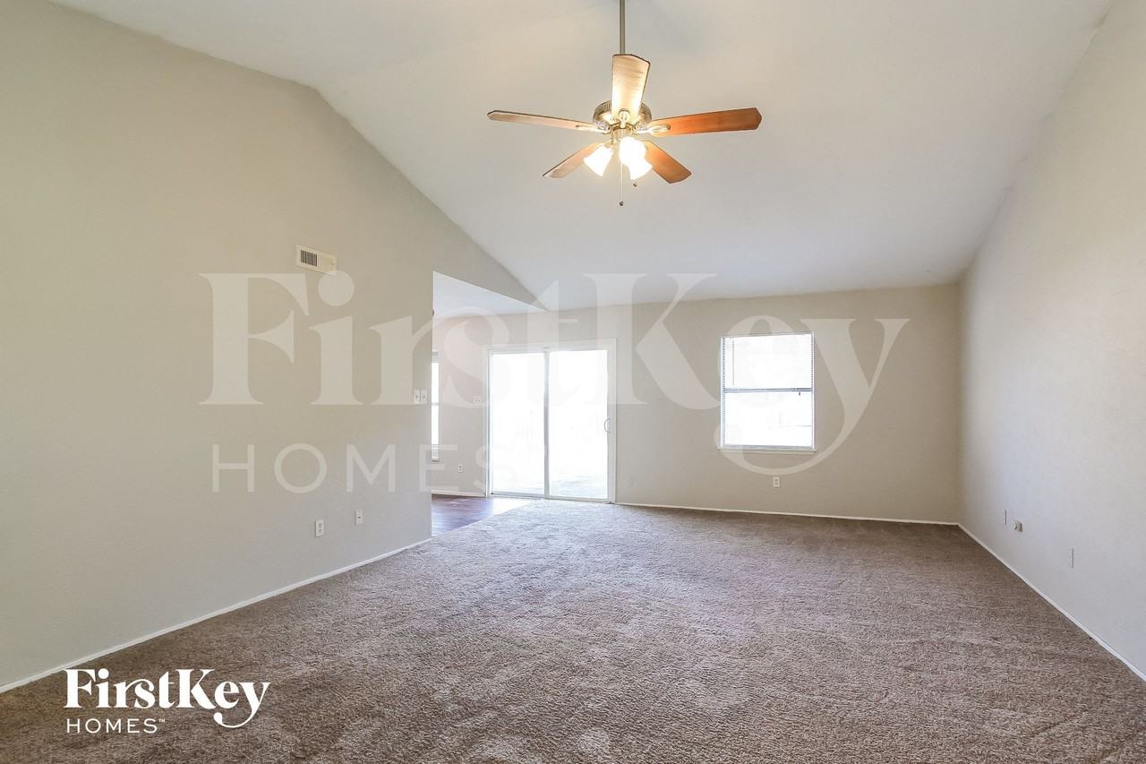 22730 Millgate Dr - Photo 3 of 15