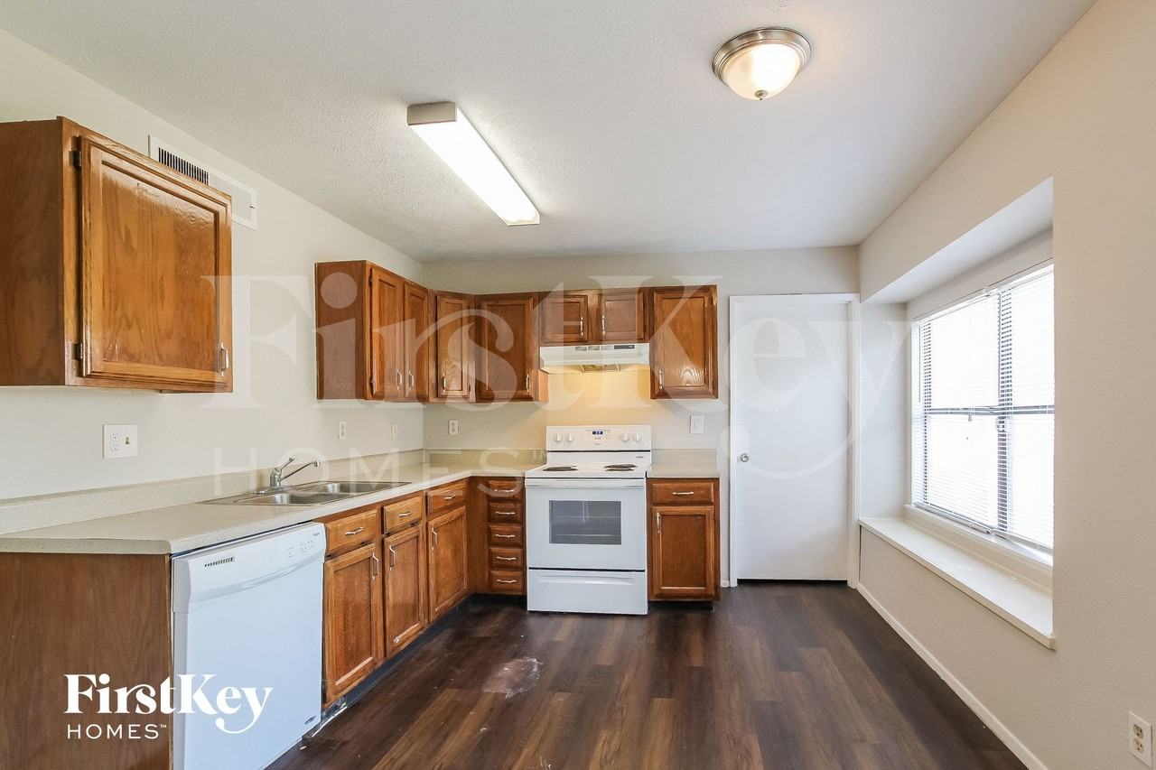 22730 Millgate Dr - Photo 5 of 15