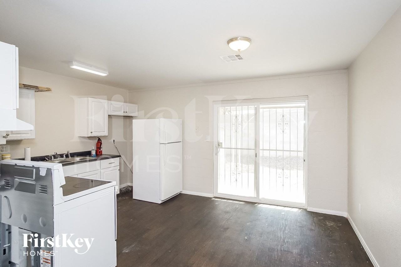 2128 Carver Ave - Photo 5 of 14