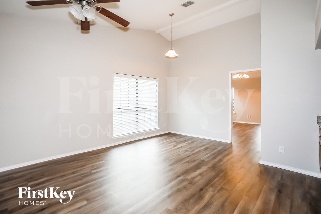 1502 Barbara Ln - Photo 3 of 15